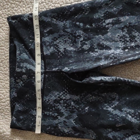 Alo Yoga XS Capri Snakeskin Print Leggings - Picture 8 of 13